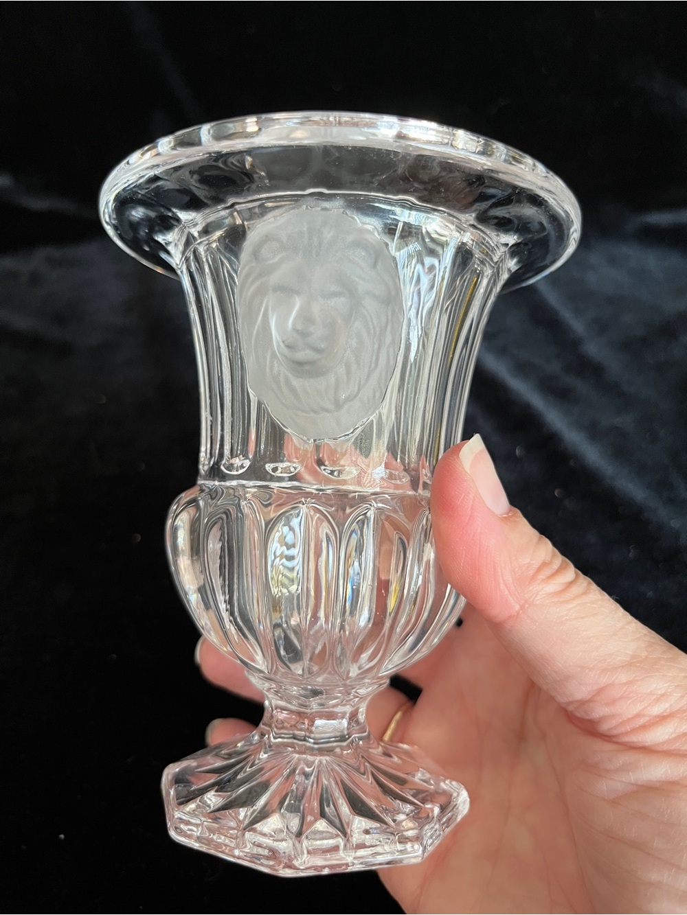 VINTAGE BOMBAY CRYSTAL VASE Frosted LIONS HEAD on each side - Picture 5 of 9